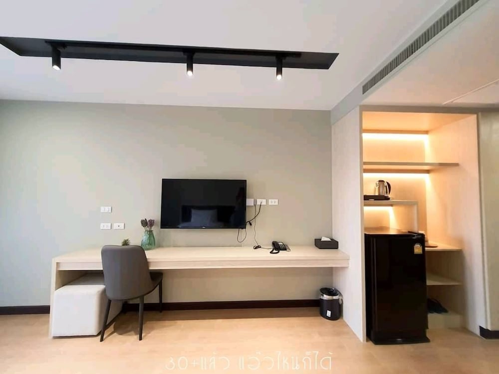 Deluxe Room, Bathtub - Photo 10