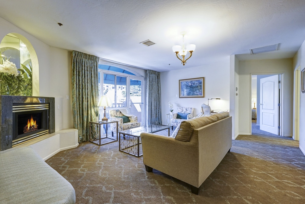 Luxury King Suite (non-pet friendly) photo 3