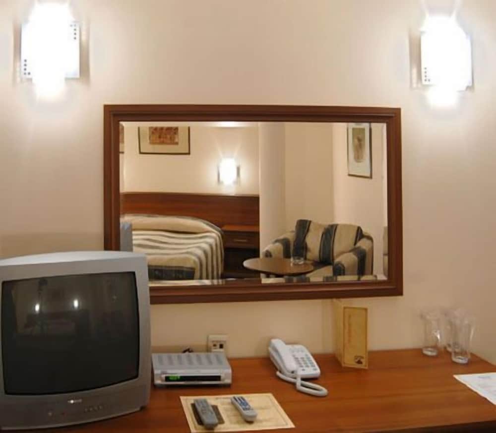 Junior Suite (Free Wifi, Fitness & Steam Bath) photo 2