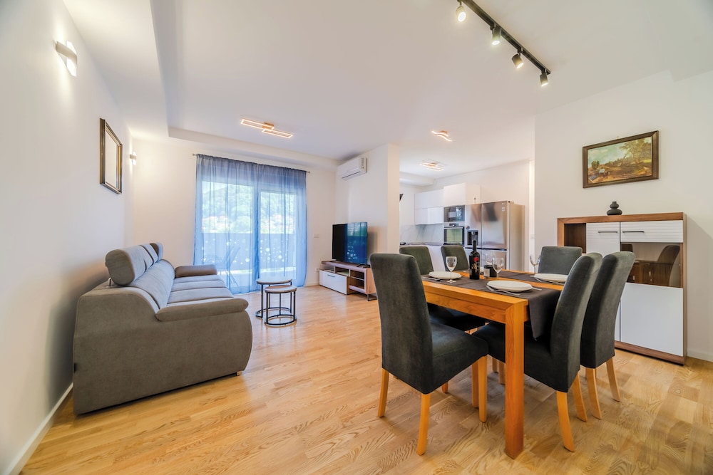 Family Apartment, Multiple Bedrooms (Modern Apartment With Balcony And)