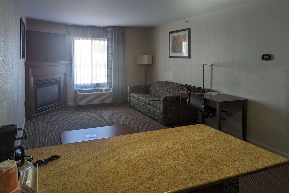 Suite, Multiple Beds, Non Smoking - Photo 5