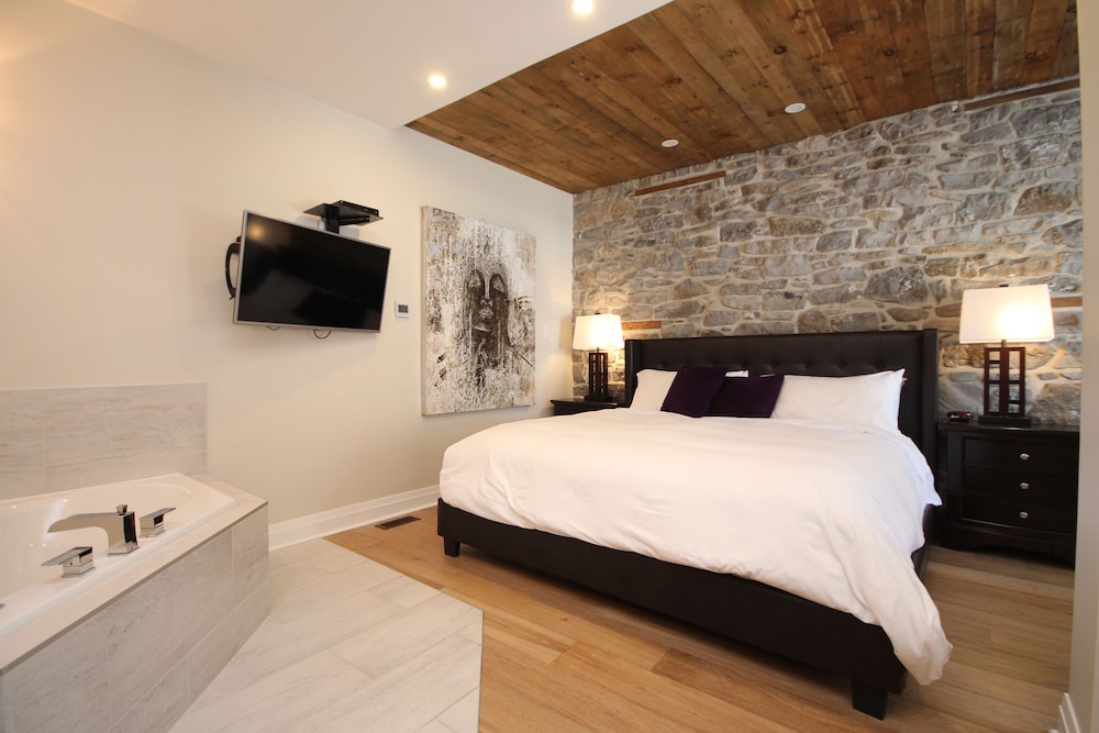 King Suite 6 with soaker tub photo 2
