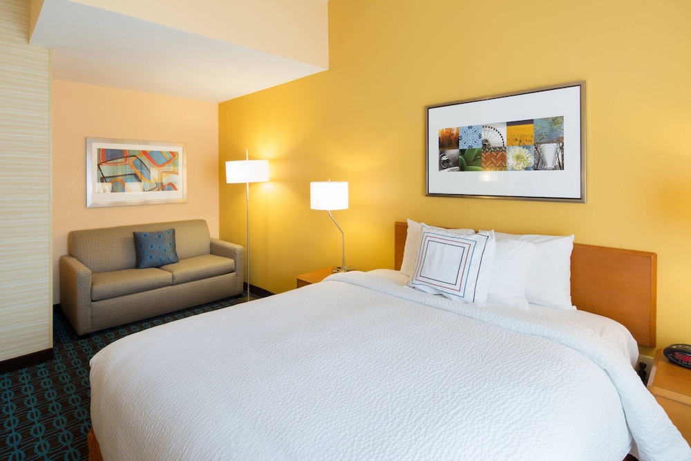 Room, 1 King Bed (Mobility/Hearing Access, Roll-In Shwr) - Photo 3