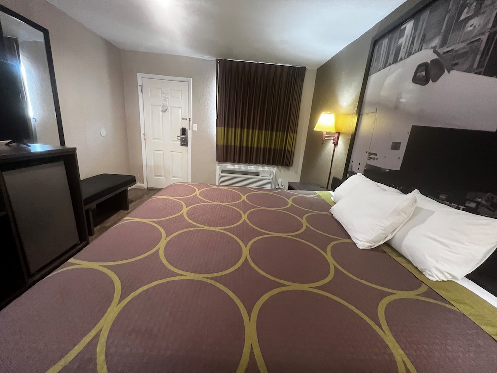 Standard Room, 1 King Bed photo 1