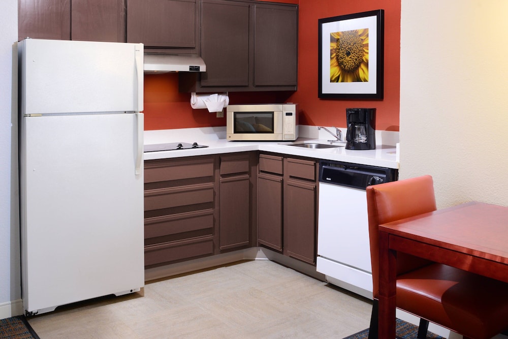 Suite, 1 Bedroom (Mobility/Hearing Access, Roll-In Shwr) photo 3