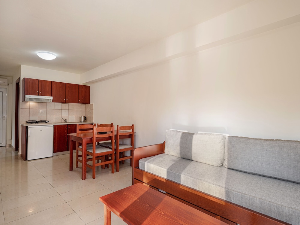 Apartment, Pool View, Ground Floor photo 3