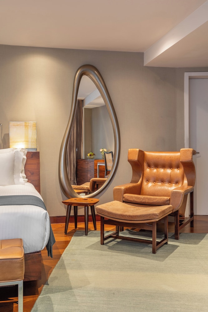 Superior Room, 1 King Bed, Courtyard View thumbnail 6
