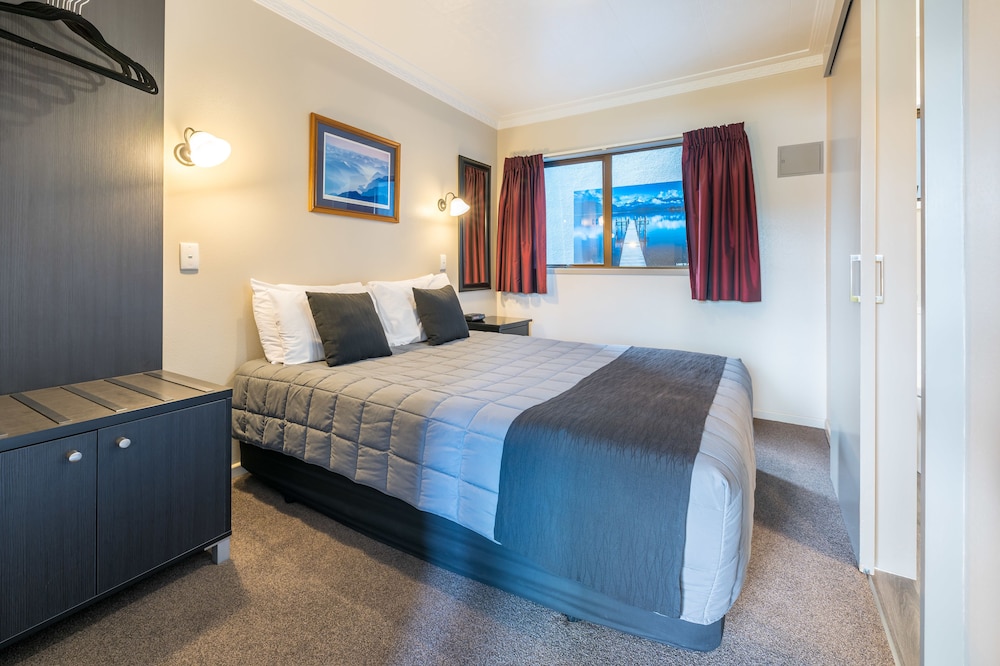 Standard Suite, 1 Bedroom, Non Smoking, Kitchen (Lakefacing Queen Sml) photo 2