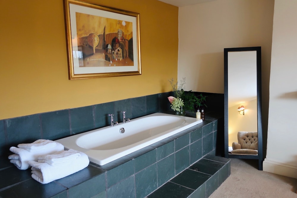Deluxe Room, 1 King Bed photo 2