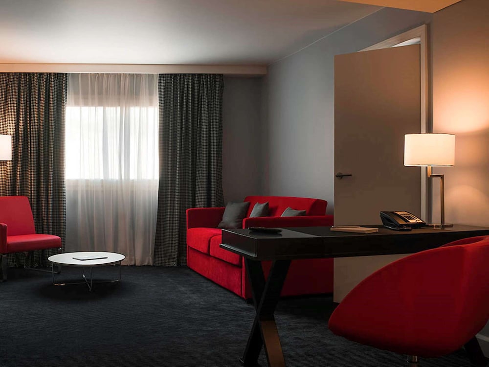 Suite, 1 King Bed with Sofa bed photo 1