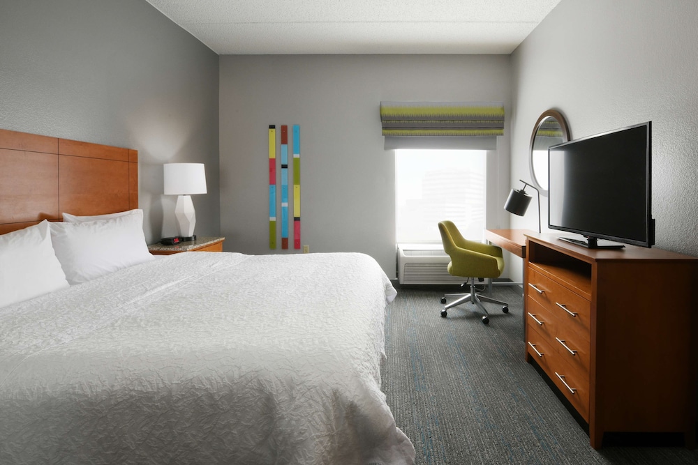 1 King Bed, Refrigerator & Microwave - Photo 1