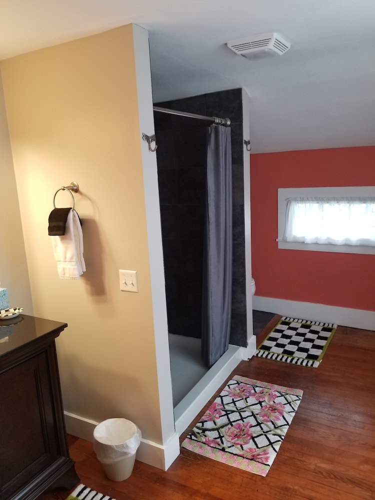 Guest Room 3 / Deluxe Queen Bed Room with a Private Bath photo 3