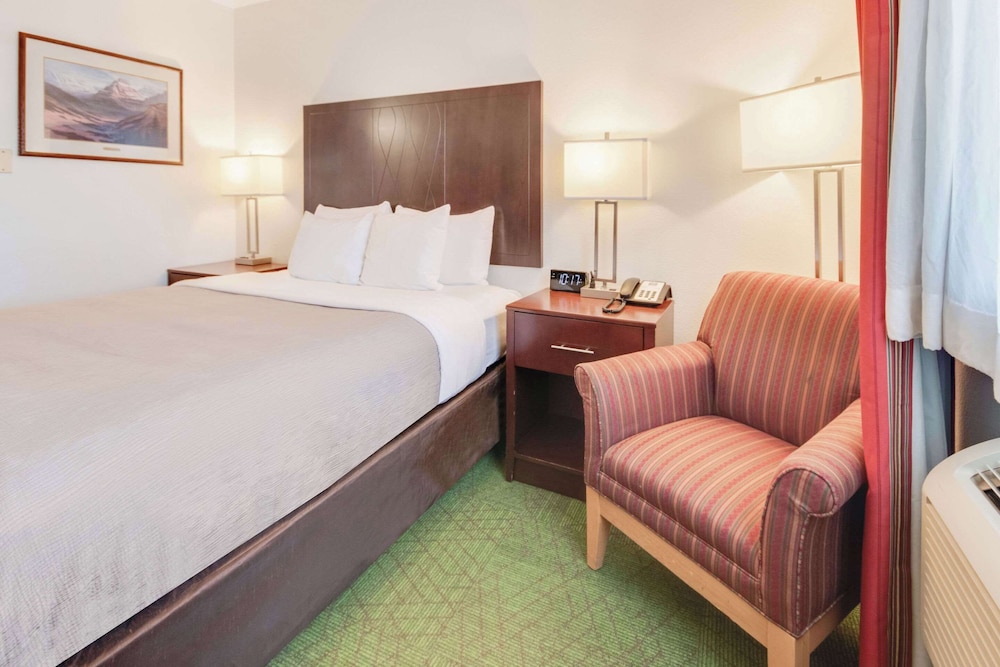 Standard Room, 1 Queen Bed, Non Smoking - Photo 1