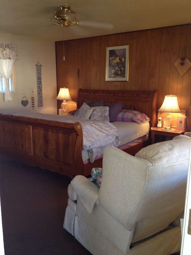 Room, 1 King Bed (Romance)