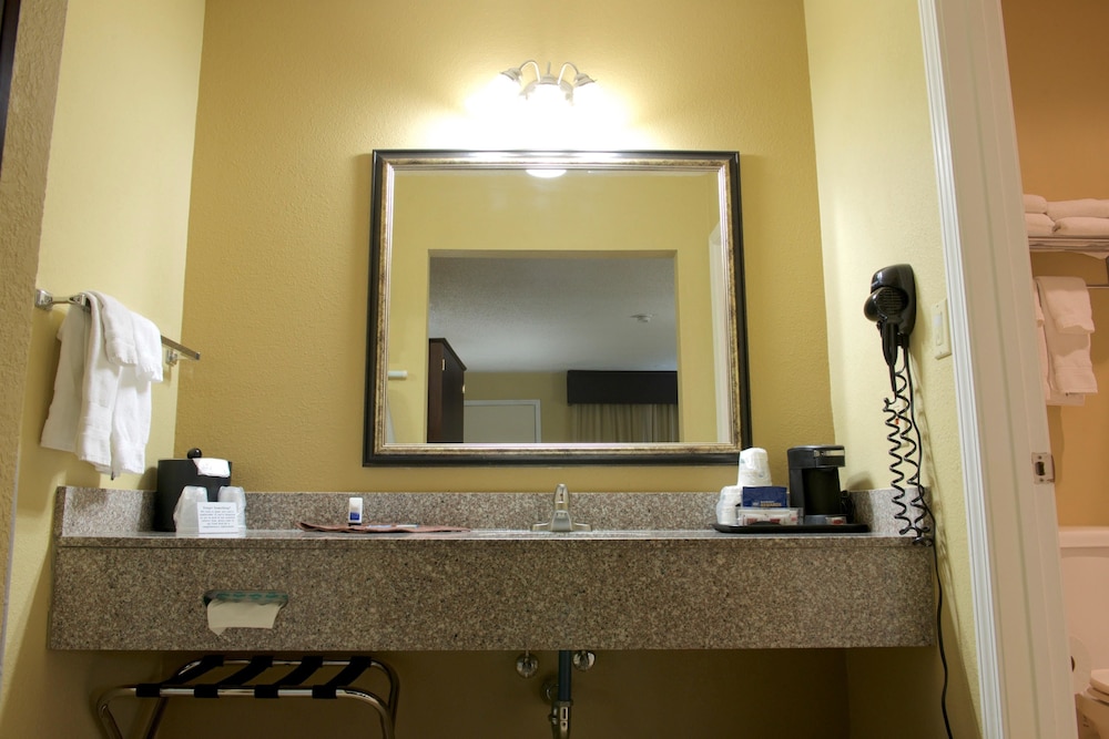 Standard Room, 2 Queen Beds, Non Smoking, Refrigerator & Microwave (Deluxe) - Photo 2