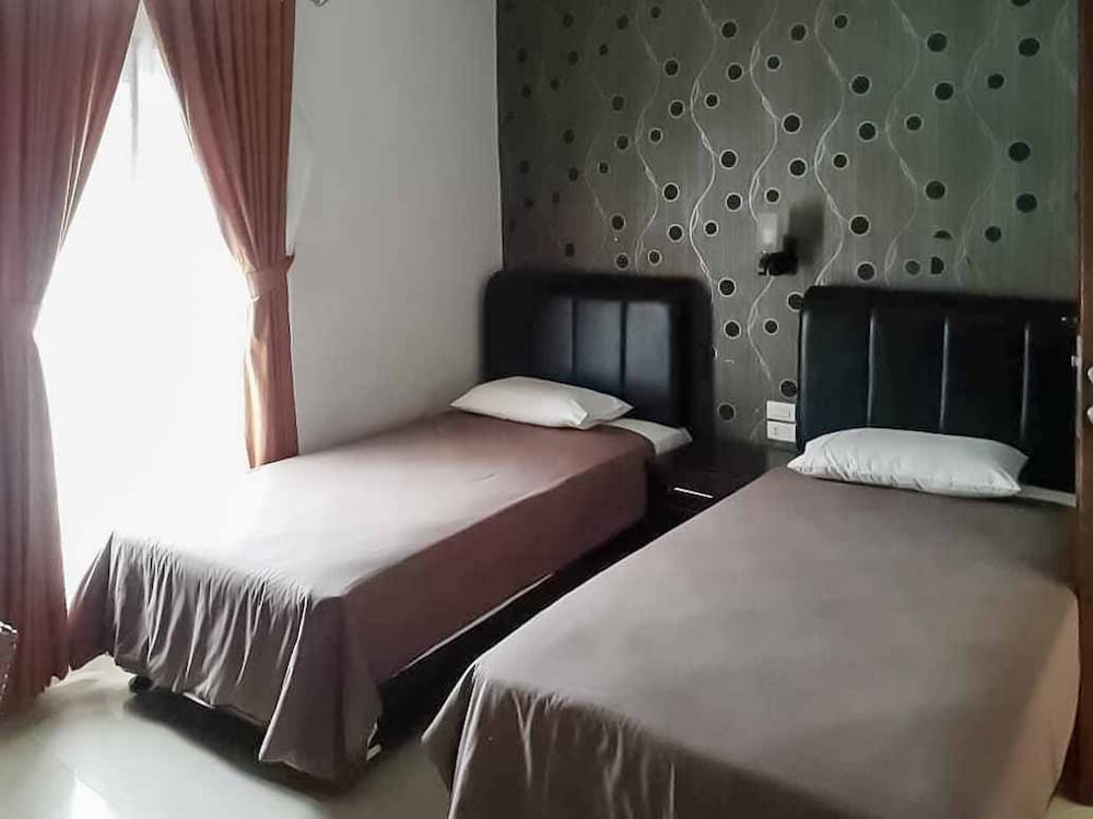 Premium Twin Room (Reddoorz) - Photo 1