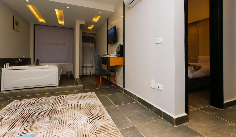 Queen Suite Jacuzzi Pyramid View - Photo 19