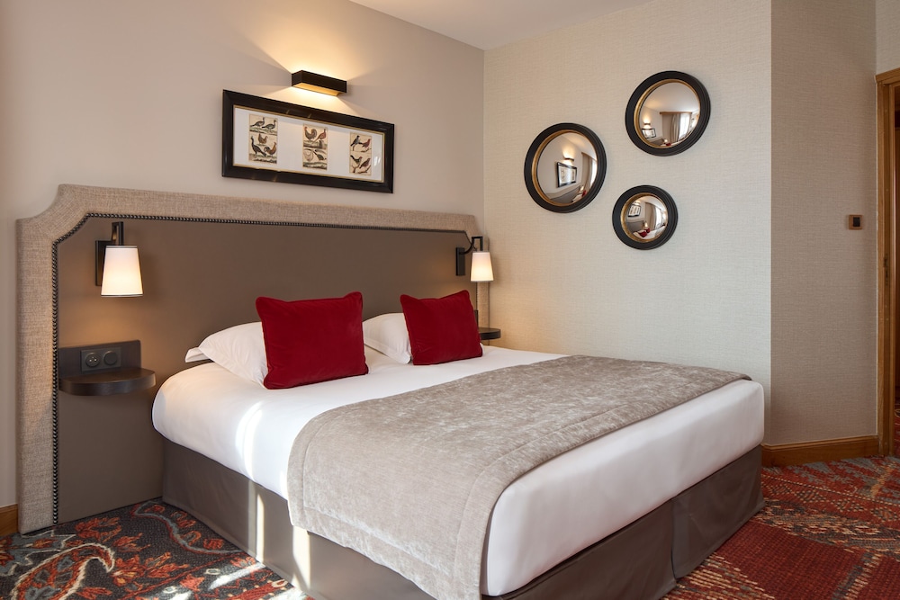 Suite, 1 Queen Bed with Sofa bed, City View