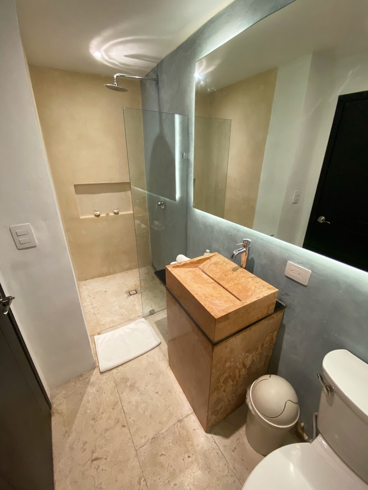Premium Double Room, 2 Double Beds, No Windows photo 3