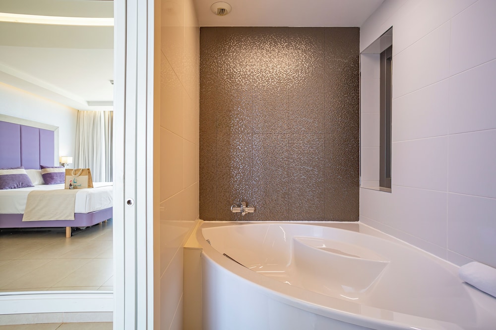 Grand Suite, Jetted Tub, Sea View - Photo 10