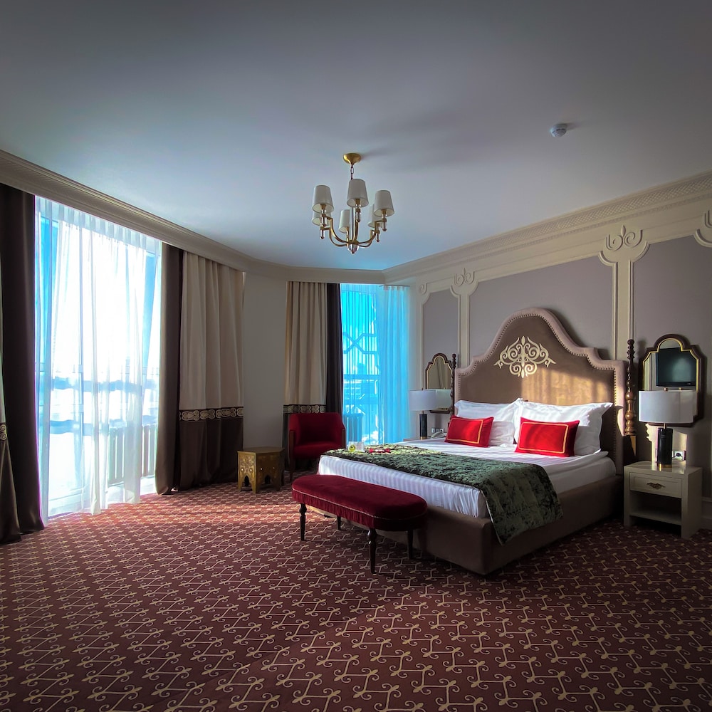 Business Room, 1 Queen Bed, City View photo 1