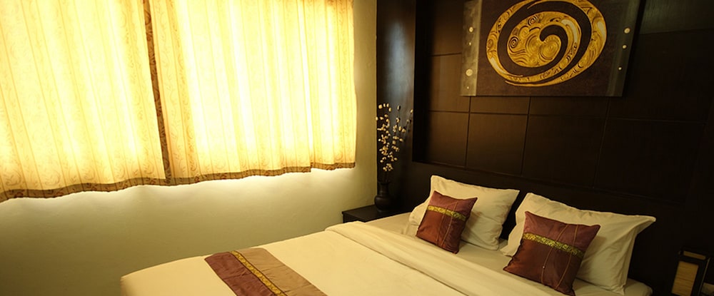 Deluxe Double or  Twin with Breakfast and Airport Transfer - Photo 5
