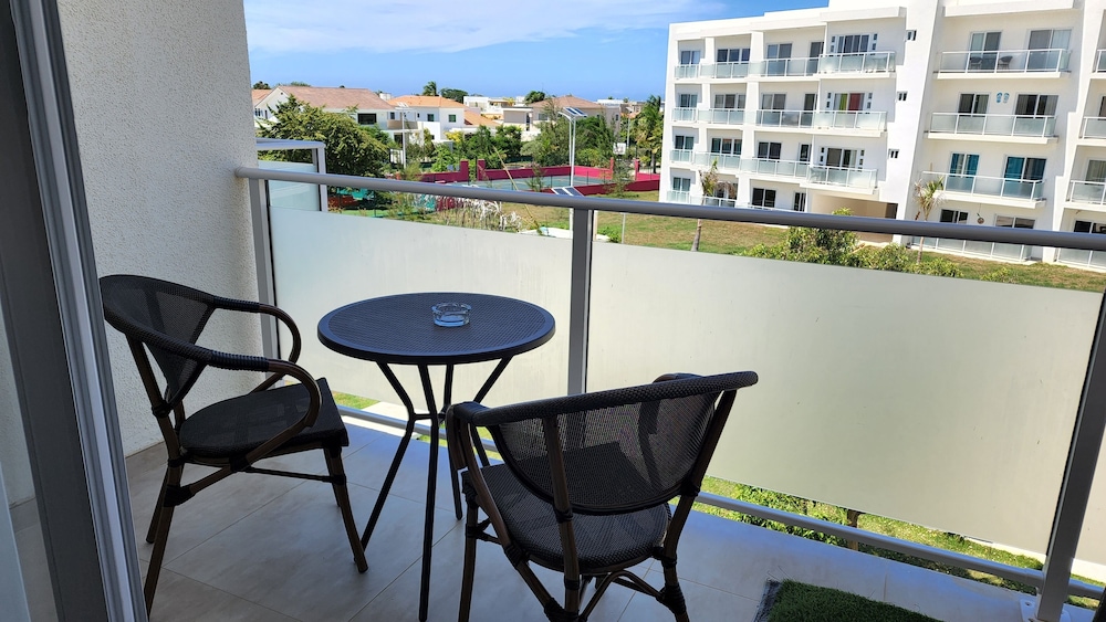 Premium Condo, 1 King Bed, Pool View photo 2