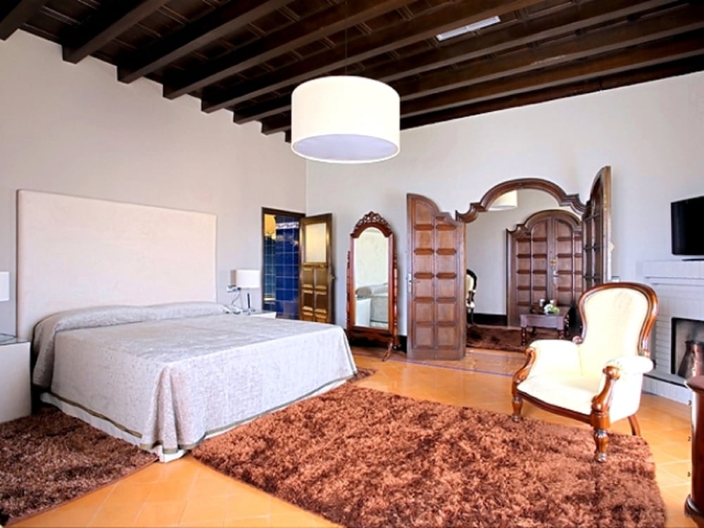 Suite - Photo 1