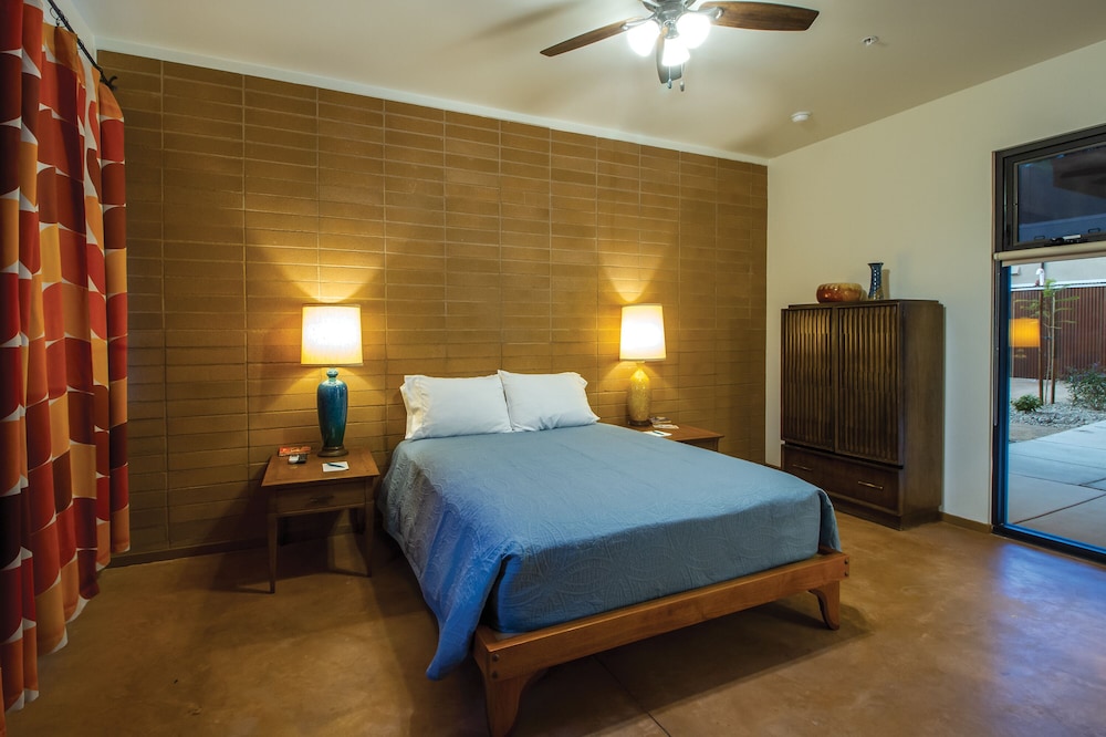 Deluxe Room, 1 Queen Bed photo 3