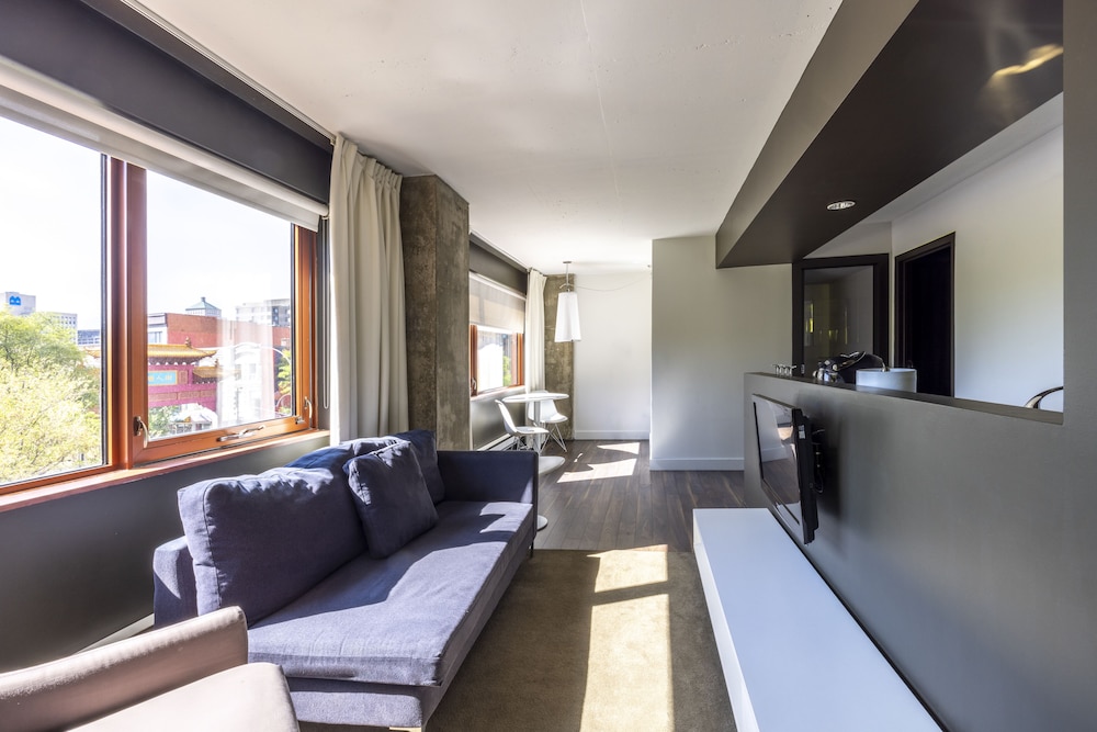Suite, 1 Queen Bed with Sofabed (Living) - Photo 2