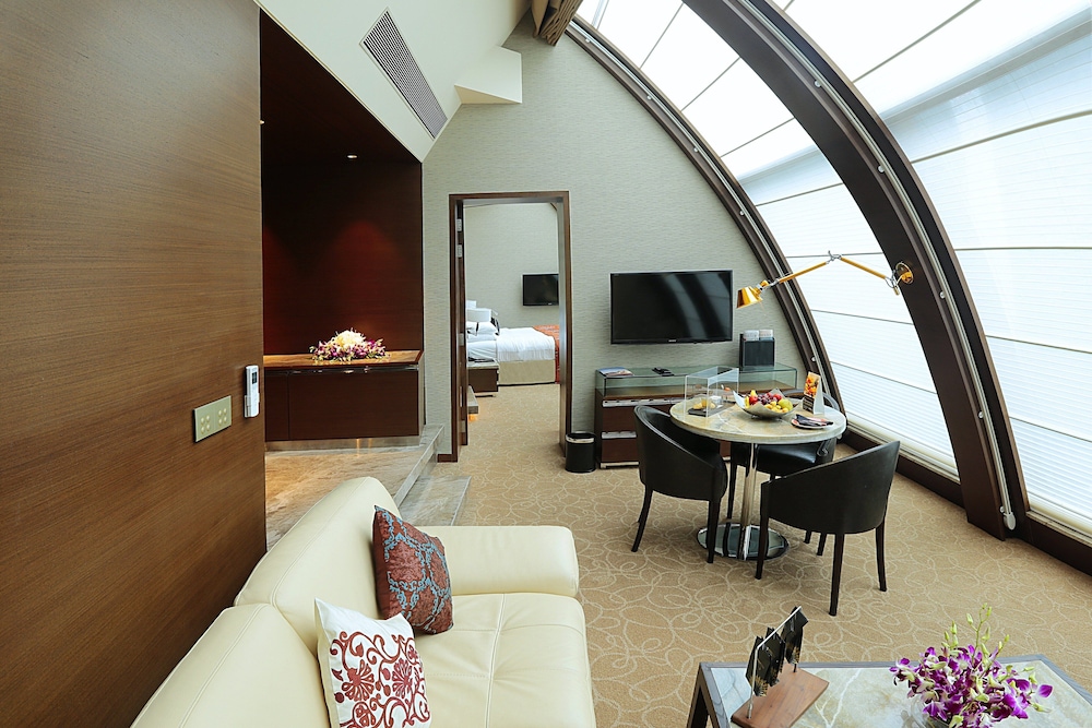 Uranus City View Suite with Bath Tub - King Bed