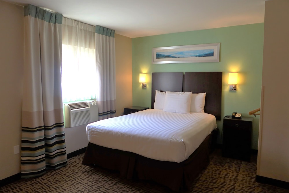 Accessible - Queen Suite, Bathtub - Photo 1