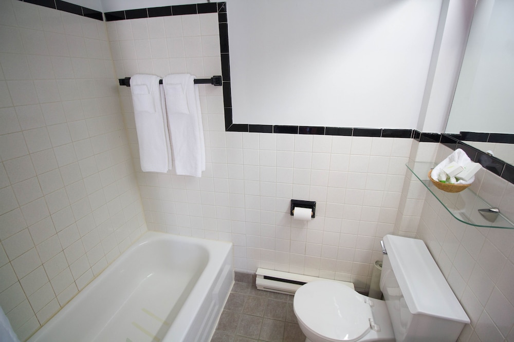 Classic Room, 2 Queen Beds, River View, front desk is open until 8 PM photo 3
