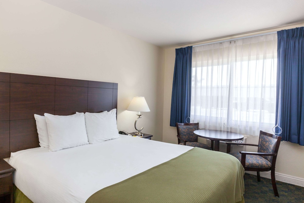 Standard Room, 1 Queen Bed - Photo 1