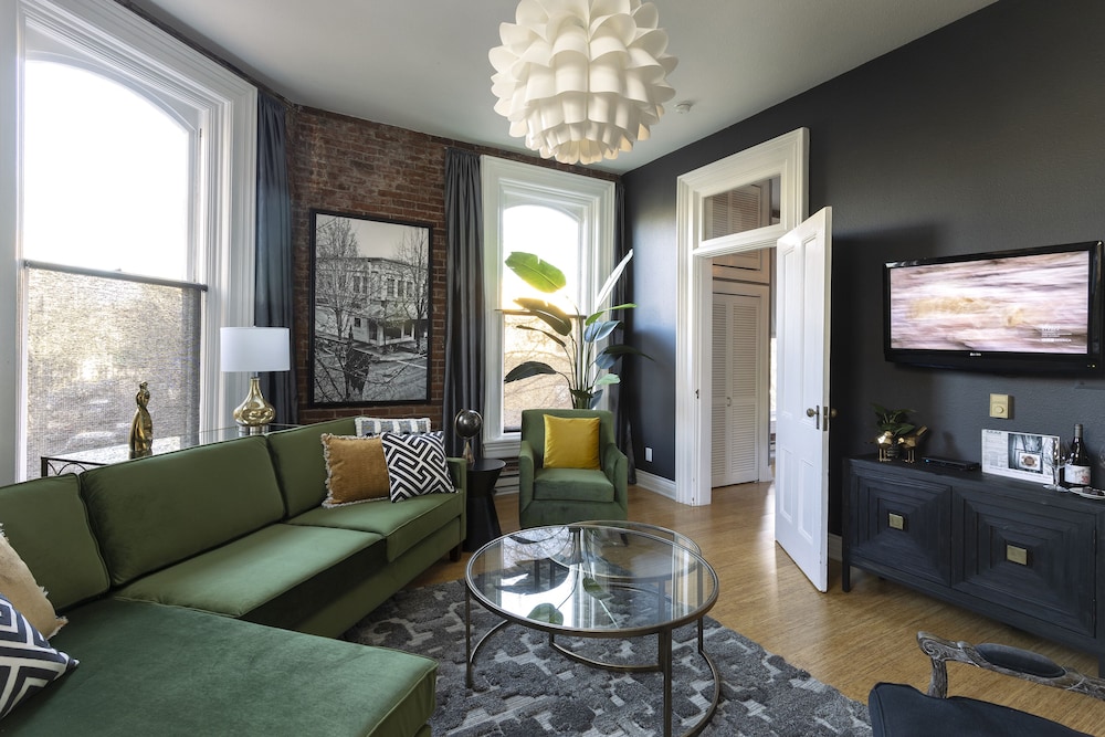 Romantic Apartment, 1 King Bed, Non Smoking, Fireplace (4TH)