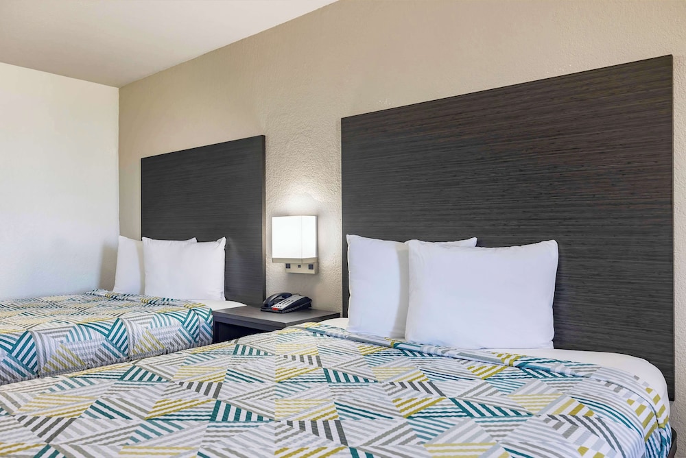 Deluxe Room, 2 Queen Beds, Non Smoking, Kitchen - Photo 2