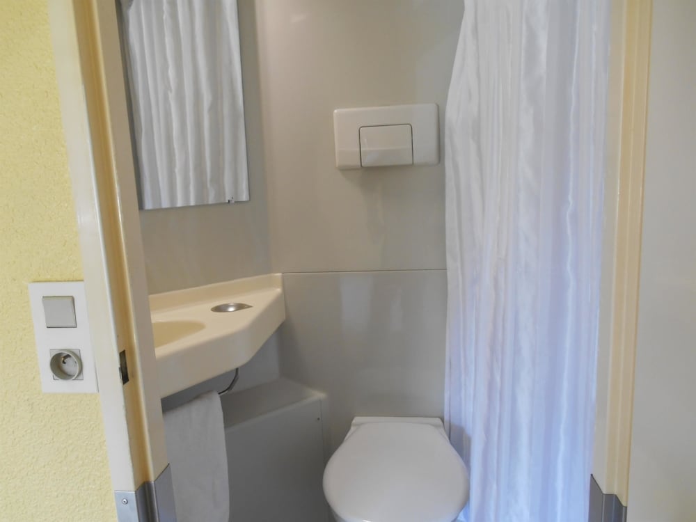 Standard Room, 3 Twin Beds - Photo 12