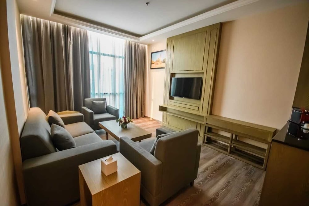 Deluxe Studio Suite, City View