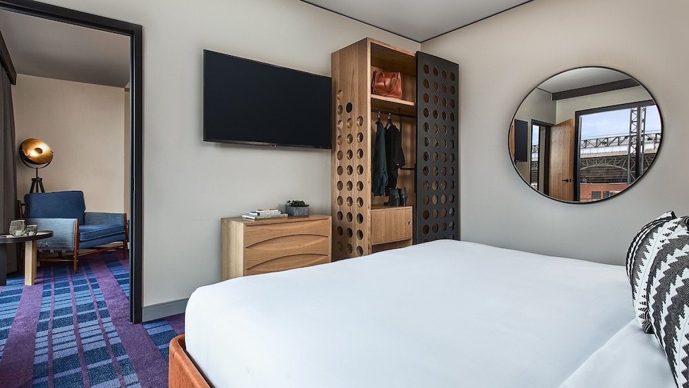 Suite, 1 King Bed (MVP) - Photo 3