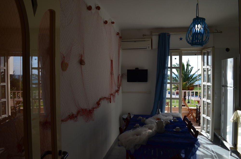 House, 4 Bedrooms, Non Smoking, Beachfront photo 3