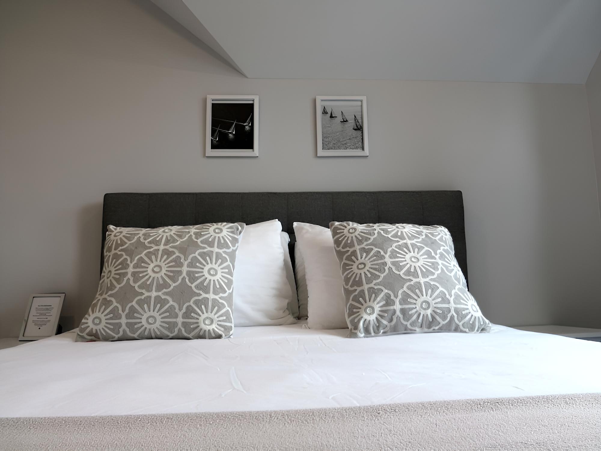 Deluxe Room, 1 Queen Bed, Private Bathroom, Partial Ocean View photo 1