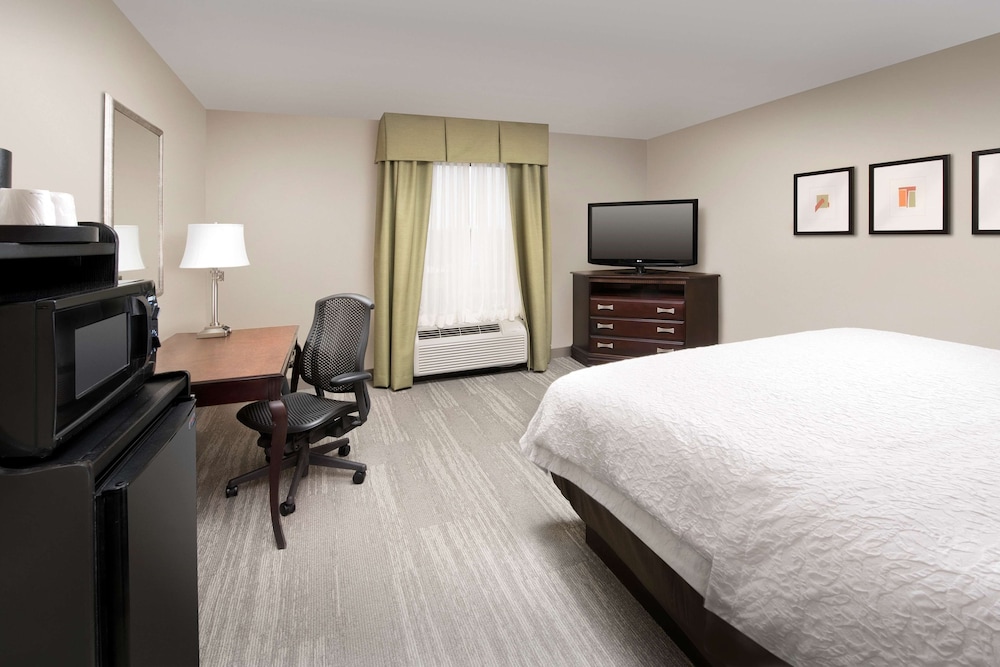 Room, 1 King Bed, Non Smoking (Drinks/Snacks) - Photo 2
