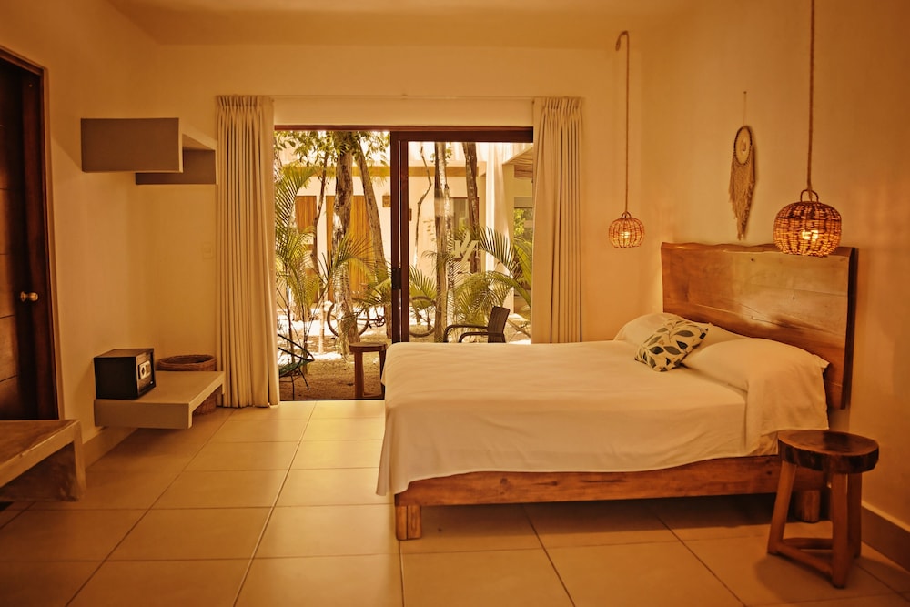 Standard Room, 1 King Bed, Balcony photo 1