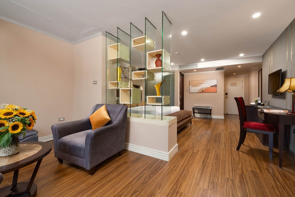 Presidential Studio Suite, 1 King Bed, Balcony, City View photo 3