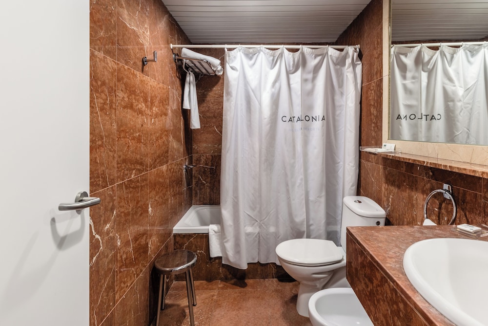 Premium Double Room Single Use (Jetted Tub Access) thumbnail 5