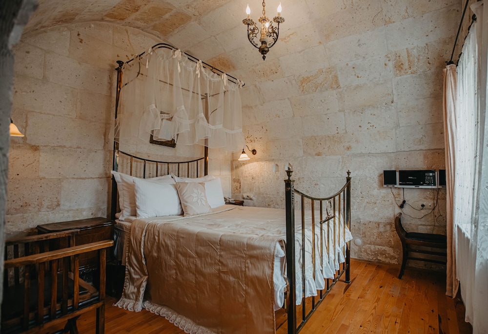 Deluxe Cave Room photo 1