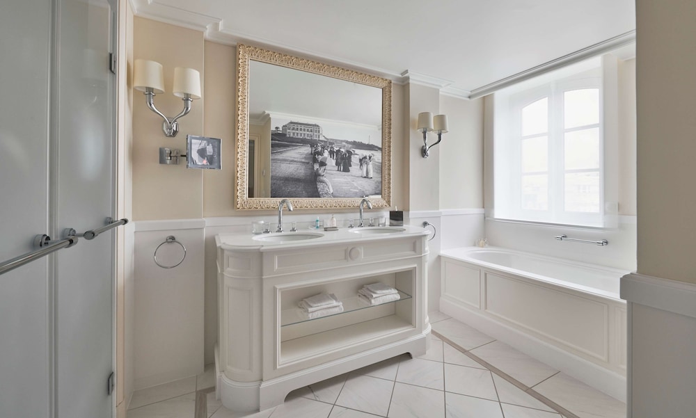 Deluxe with Two Twin Beds thumbnail 5
