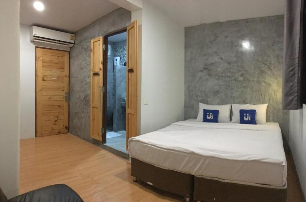Deluxe Room, 1 King Bed, Private Bathroom photo 2