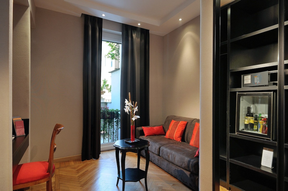 Deluxe Double or Twin Room thumbnail 5