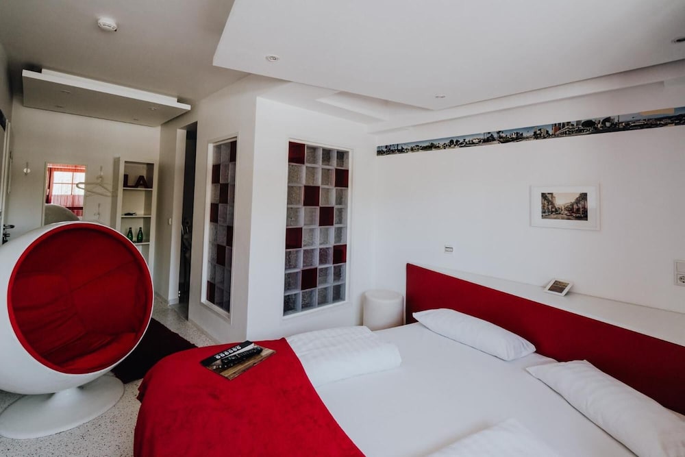 Room (LA) - Photo 2